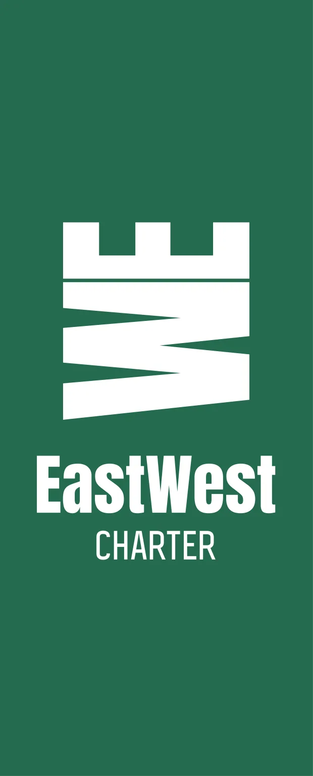 Beachflag EastWest Charter, weißes WE-Logo auf grünem Grund