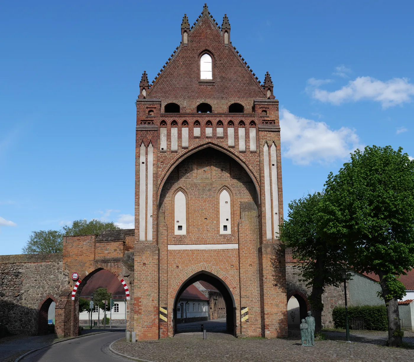 Das Ruppiner Tor mit der alten Stadtmauer in Gransee