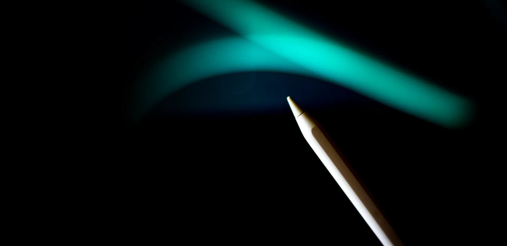 Ein Zeichenstift vor einem türkisen Lichtstrich
